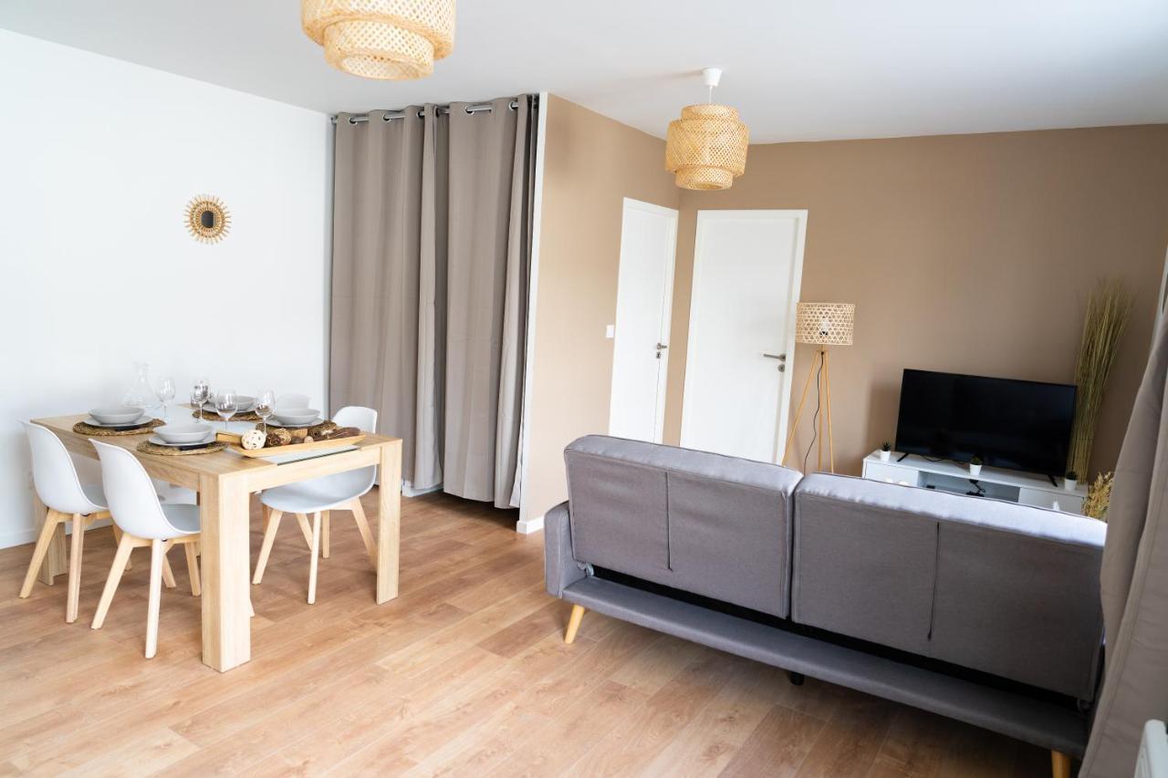 Spacieux Appartement Avec Parking Prive A Saumur Exterior photo